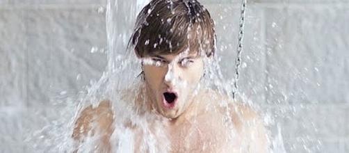 hombre tomando una ducha de agua fría